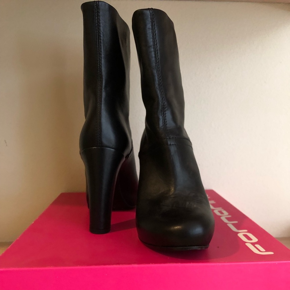 Fornarina black heeled booties. Size 6